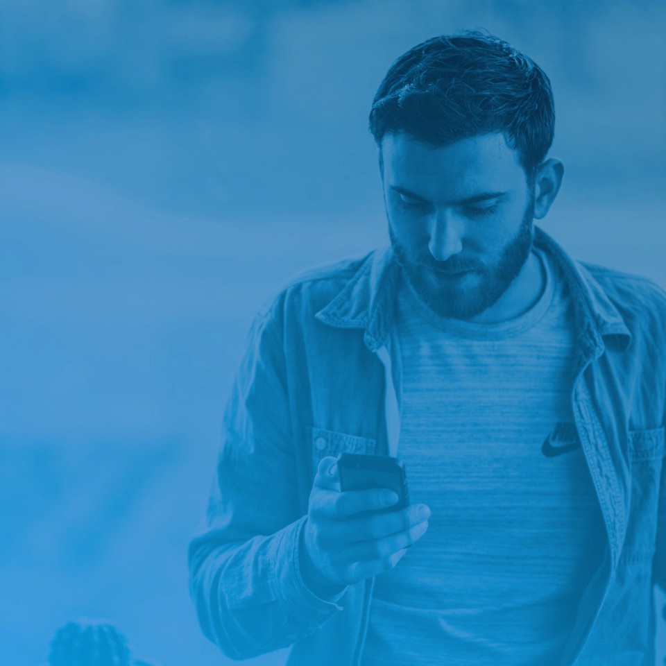 Person nutzt ein Smartphone