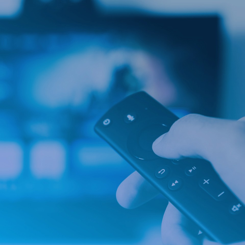 Fernbedienung vor einem TV-Bildschirm